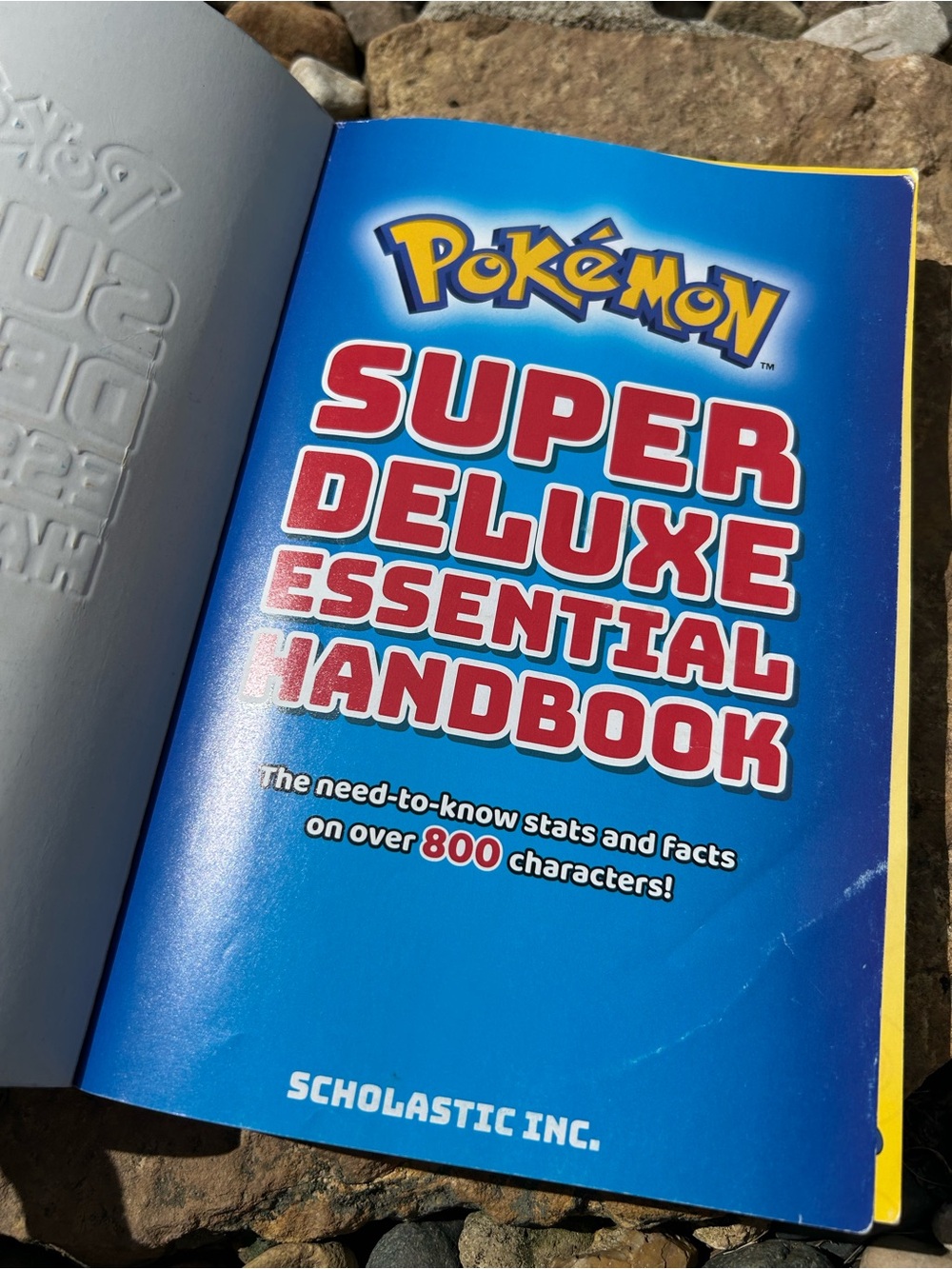 Pokémon Super Deluxe Essential Handbook - Picture 3 of 13